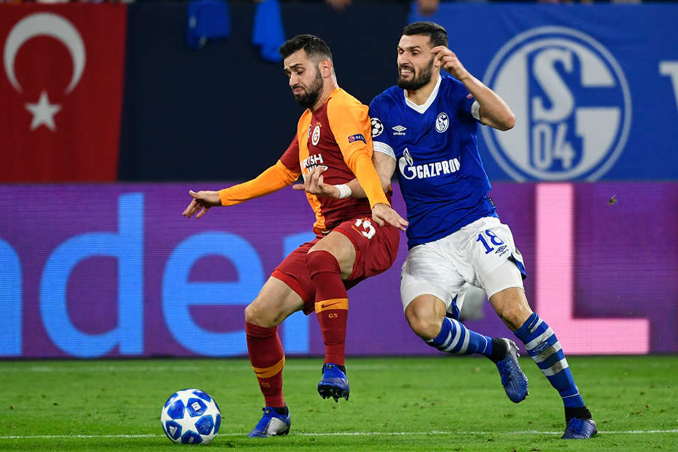 Daniel Caligiuri von Schalke im Zweikampf um den Ball mit Ömer Bayram (l.) von Galatasaray.