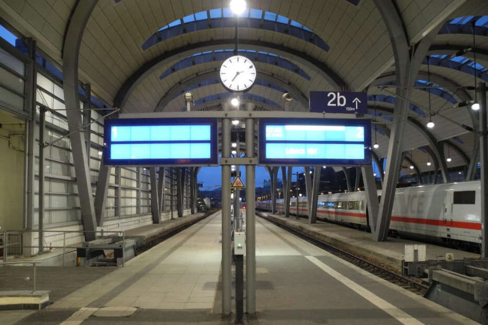 Der Kieler Hauptbahnhof ist nach der Bombendrohung wie leergefegt. (Symbolbild)