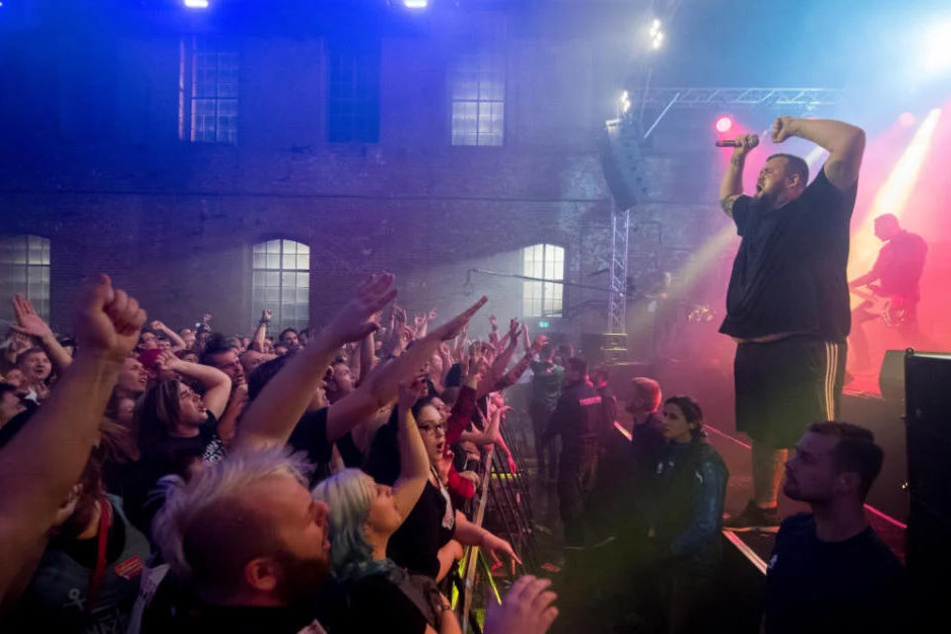 Wie viele Menschen das Gebäude beim "Feine Sahne Fischfilet"-Konzert verlassen mussten, konnte die Polizei zunächst nicht sagen.