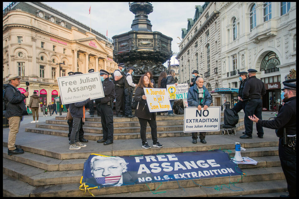 Supporters consider Assange's arrest a violation of the freedom of the press.