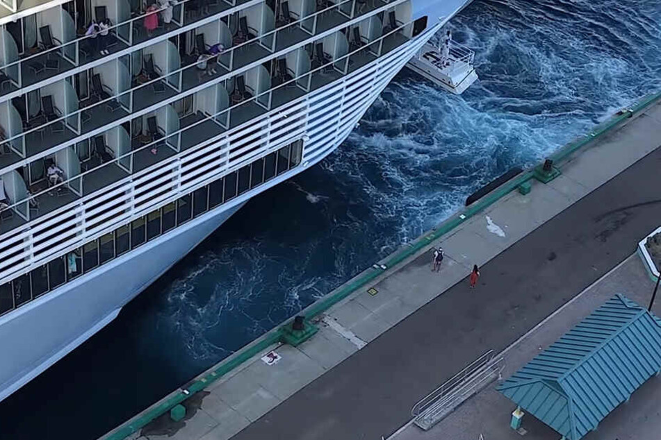 Doch die beiden haben kein Glück: Das Kreuzfahrtschiff läuft ohne sie aus!