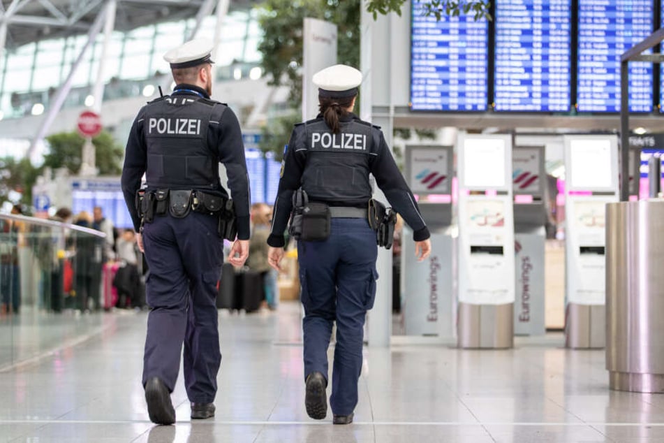 Die junge Frau verließ auf eigenen Wunsch das Flugzeug und begab sich in die Obhut der Bundespolizei. (Symbolbild)