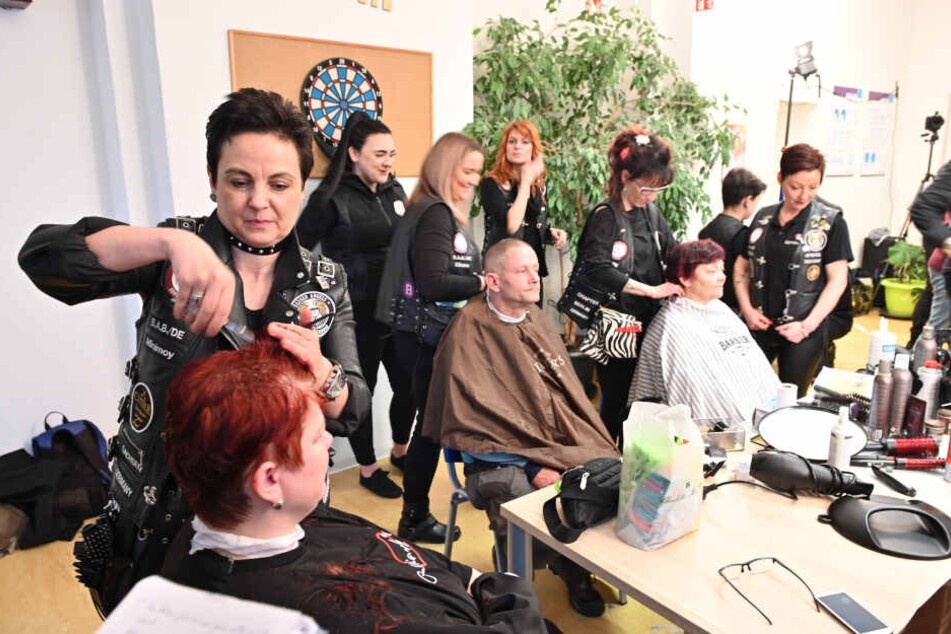 Kostenlose Haarschnitte und lockere Atmosphäre - das boten am Sonntag die Rocker-Friseure Bedürftigen erstmals in Chemnitz.