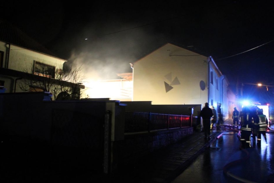 Das angrenzende Haus konnte vor den Flammen gerettet werden.