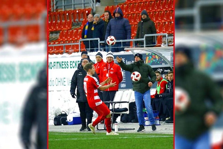 FSV-Coach Joe Enochs (r.) will der Kölner Dreierabwehrkette am heutigen Samstag zwei oder sogar drei Angreifer entgegenstellen.