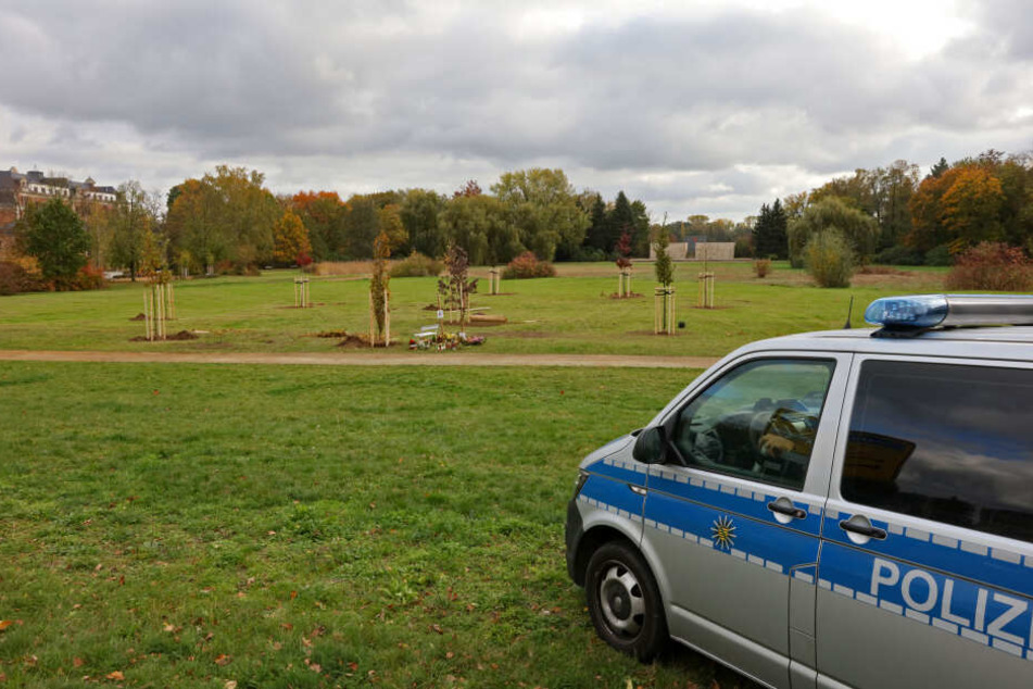 Die Gedenkstätte wird bis zur Eröffnung am Sonntag rund um die Uhr von der Polizei bewacht.