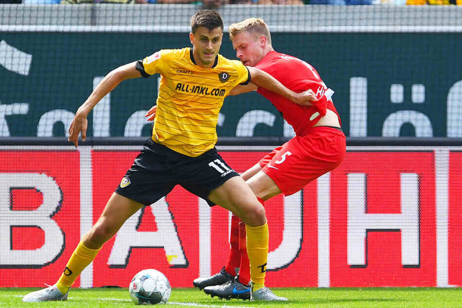 Alexander Jeremejeff (l.) feierte ein starkes Debüt für Dynamo Dresden und traf nach vielen vergebenen Chancen zum 2:0. Hier behauptet er sich gegen Heidenheims Oliver Hüsing.