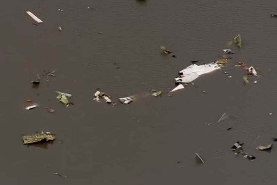 Trümmerteile liegen nach dem Absturz am Boden.