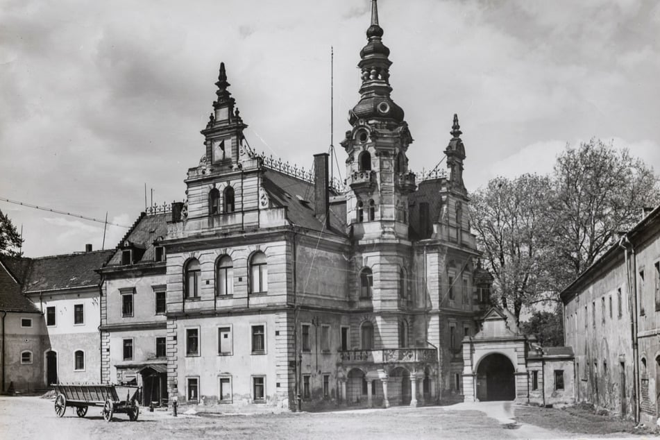 Ab 1887 wurde das Schloss als Wohnsitz erbaut, der bestehendes Rittergut und Garten erweiterte.