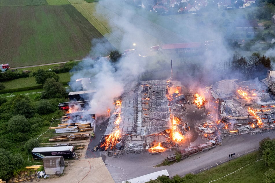 Holzfirma in Flammen: Rauchwolke kilometerweit zu sehen, mehrere Millionen Schaden!