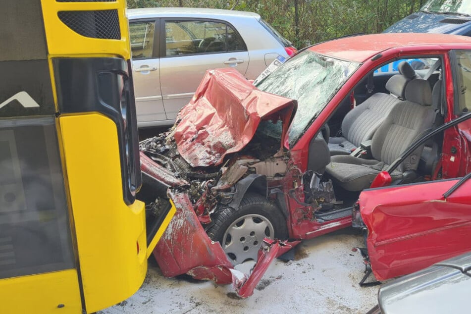 Am Montagmorgen ist in Berlin-Neukölln ein Mitsubishi in das Heck eines stehenden BVG-Busses gekracht. Durch die Folgen des heftigen Aufpralls starb der Pkw-Fahrer noch am Unfallort.