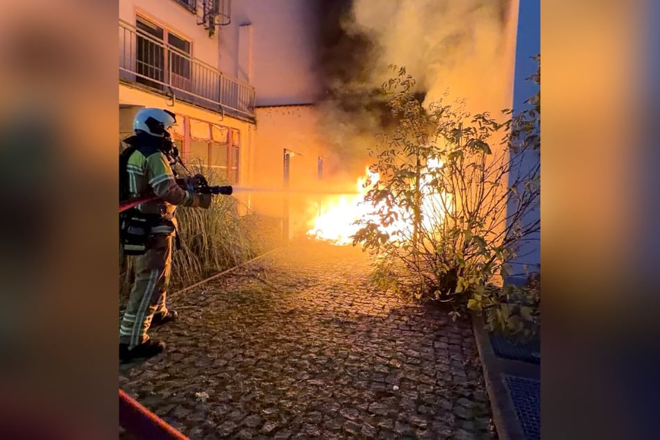 Mehrere Müllcontainer standen in Flammen.