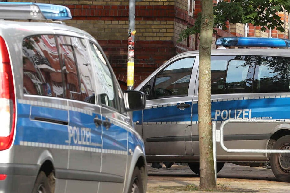Streifenwagen fanden den mutmaßlichen Ladendieb in Nähe des Supermarktes. Der Mann wurde festgenommen (Symbolbild).