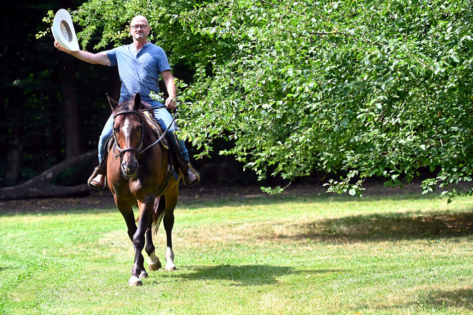 Jippie - Romeo Kowalke (65) schwenkt im Galopp den Cowboyhut.