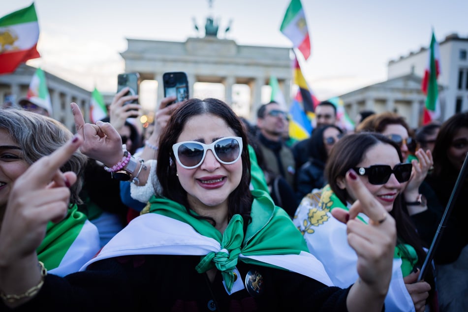 Sie stehen hinter Trump und Israel: Menschen nehmen an einem Jubel-Protest unter dem Motto "Freiheit für Iran" am Brandenburger Tor teil.