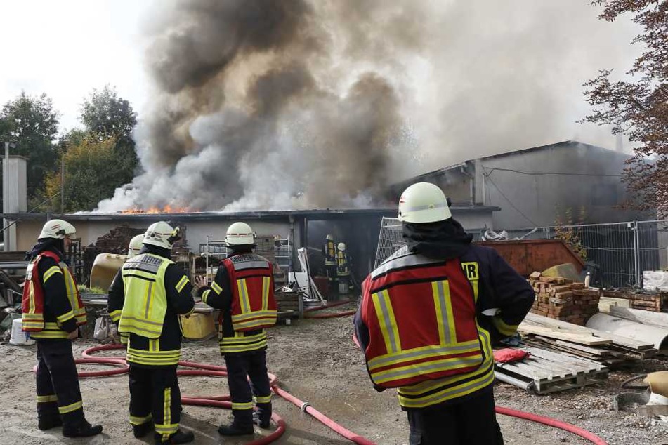 Die Feuerwehr ist vor Ort im Einsatz.