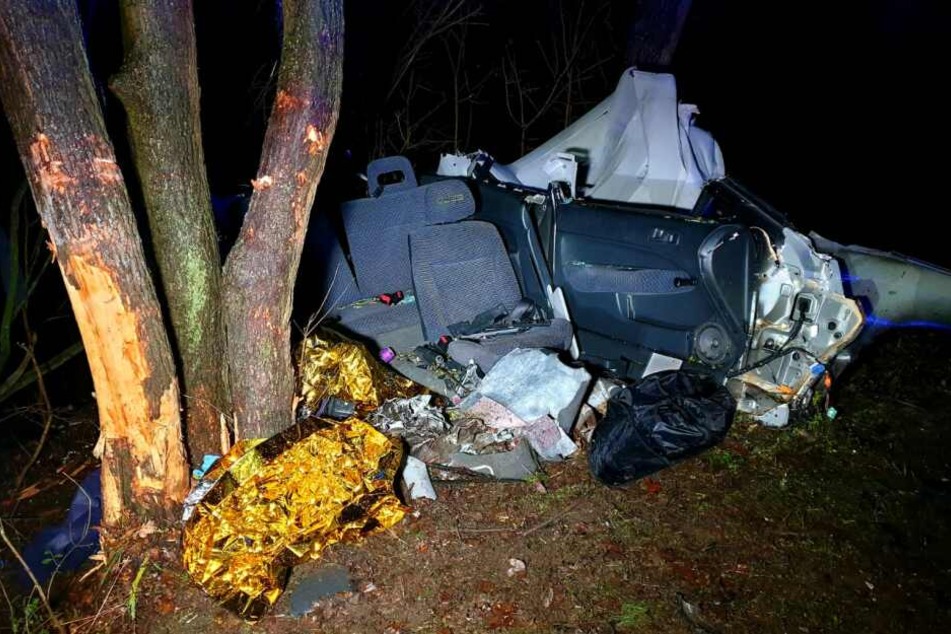 Ein Auto ist auf der B198 in den Graben gerutscht.