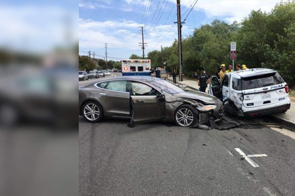 Sowohl der Tesla als auch das Polizeiauto waren nach dem Crash stark beschädigt.