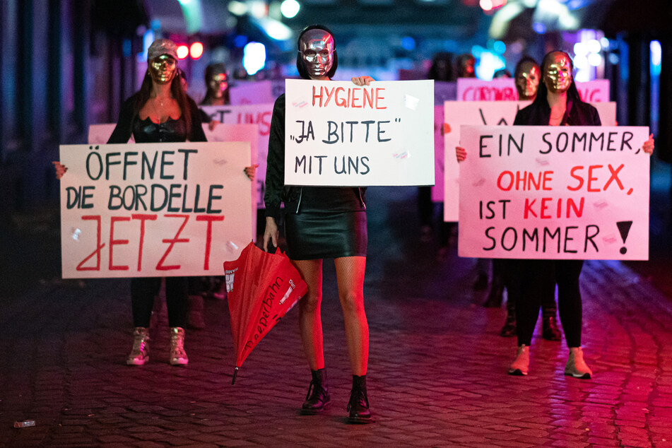 Sexarbeiterinnen demonstrieren in der Herbertstraße auf dem Hamburger Kiez.