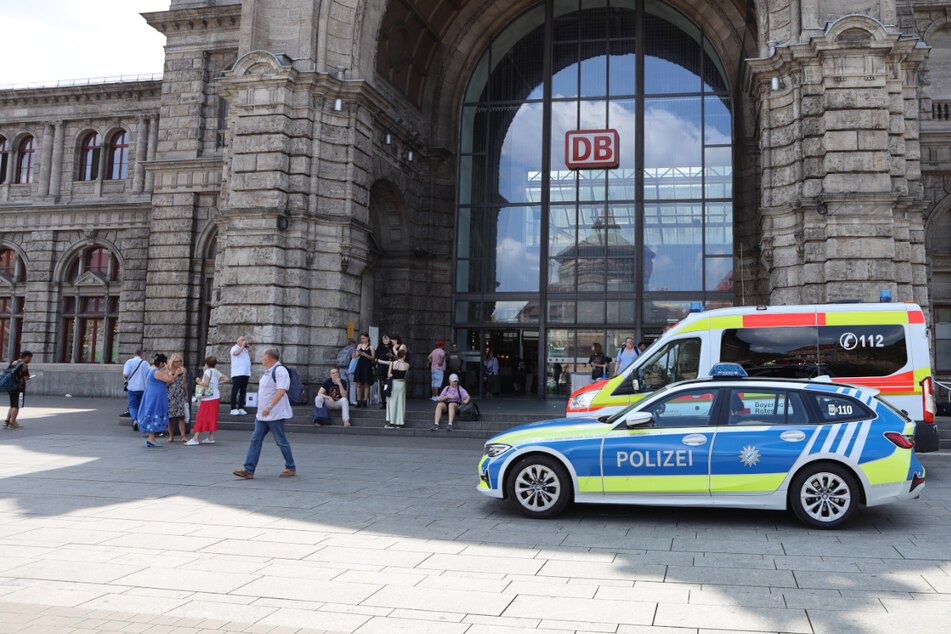 Einsatzkräfte der Polizei und des Rettungsdiensts stehen vor dem Nürnberger Hauptbahnhof.