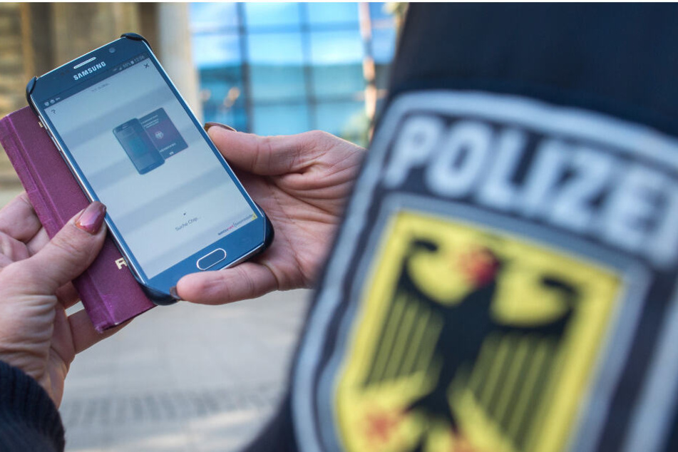 Die Bundespolizei wertet die Videodaten des Zuges aus und fahndet nach den Tätern. (Symbolbild)