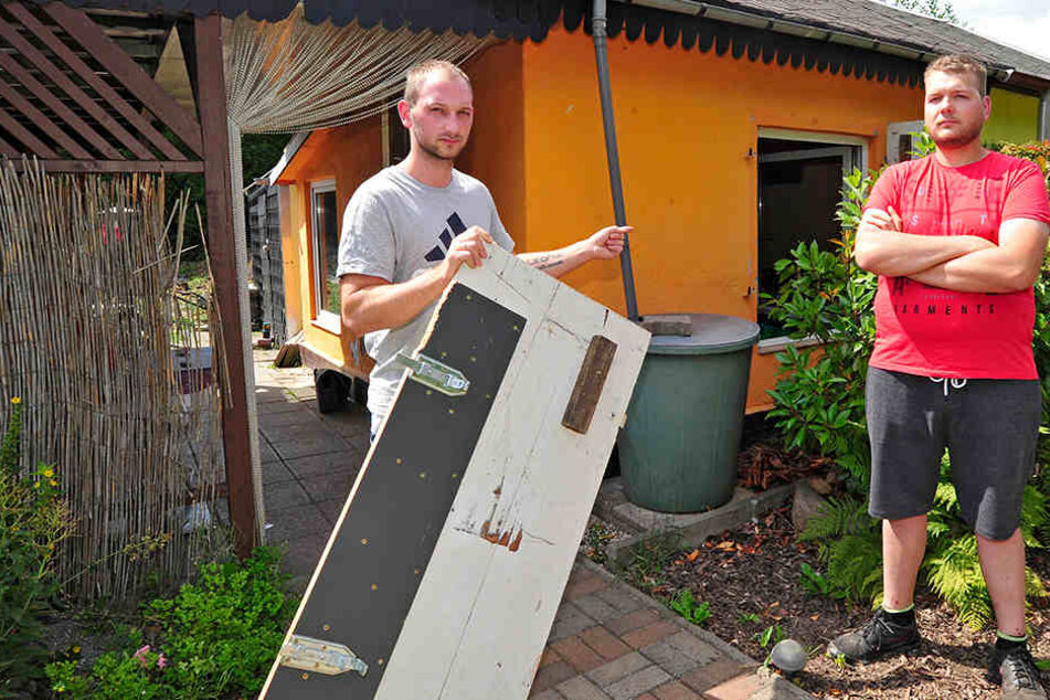 Normen Schubert (l.) und Manuel Utecht fingen einen Einbrecher. Der war durch den Fensterladen in die Laube eingestiegen.