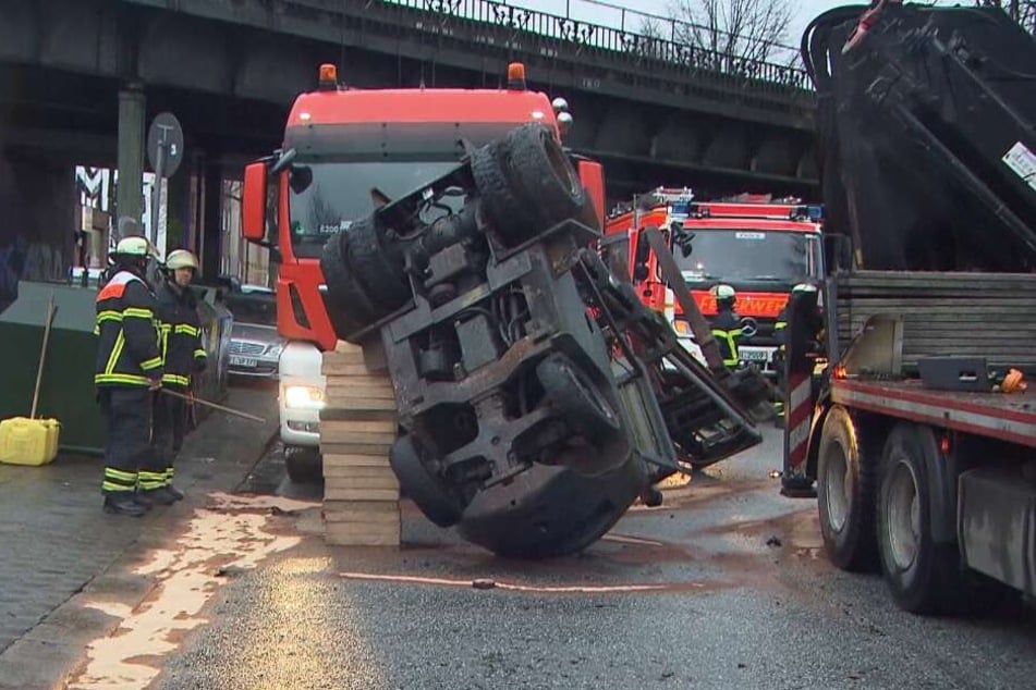 Der Gabelstapler stürzte von dem Laster auf die Straße.