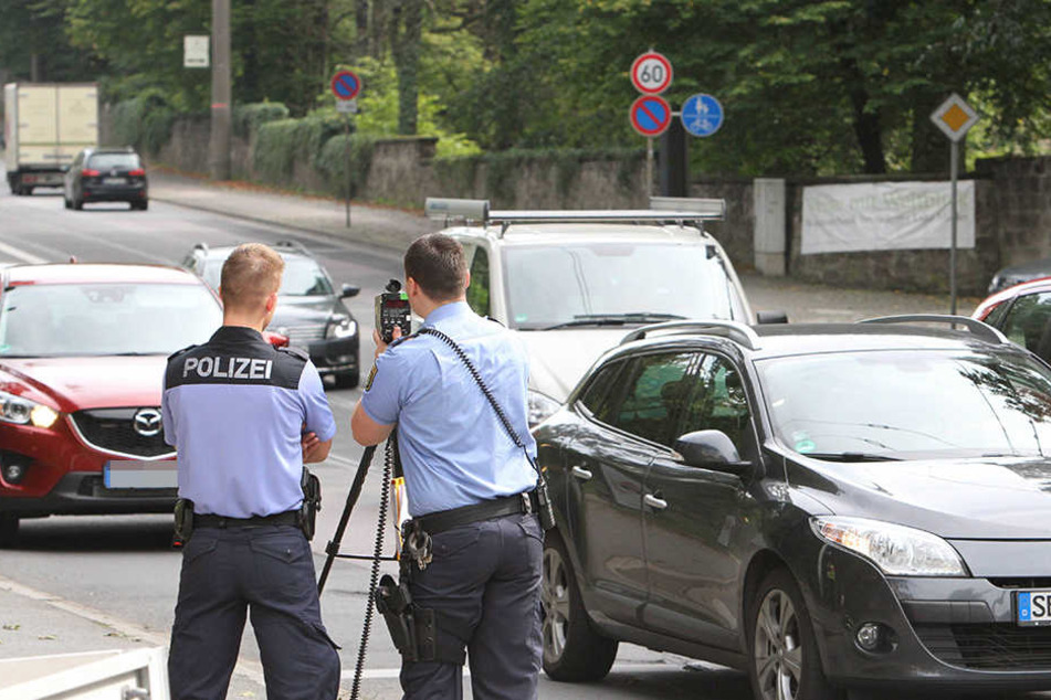 Seltenes Bild: Polizisten überwachen mit einer Laserpistole den fließenden Verkehr. In Leipzig haben die Beamten für Verkehrsüberwachung kaum noch Zeit. 