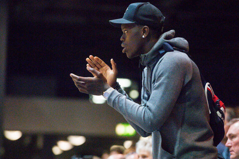 Da hielt es den Superstar nicht mehr auf dem Platz: Dennis Schröder feuerte die U20-Nationalmannschaft an.
