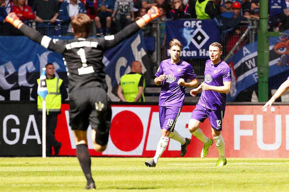 Martin Männel (l.) jubelt nach dem 1:0 für Aue durch Philipp Zulechner (M.). Am Ende hieß es 1:1.