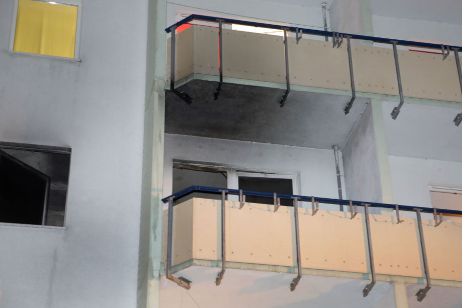 An Fenster und Balkon sind deutlich Rußspuren zu erkennen