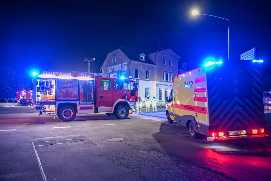 Insgesamt neun Einsatzfahrzeuge der Feuerwehr waren vor Ort.