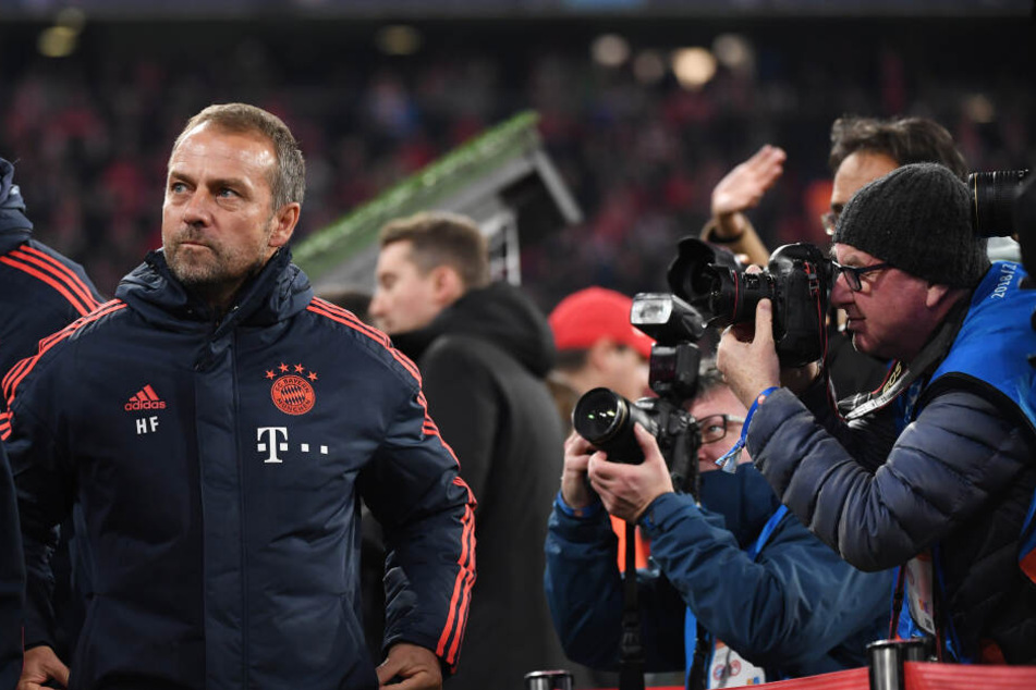Interimstrainer Hansi Flick von München kommt ins Stadion und wird dabei von Fotografen umlagert.