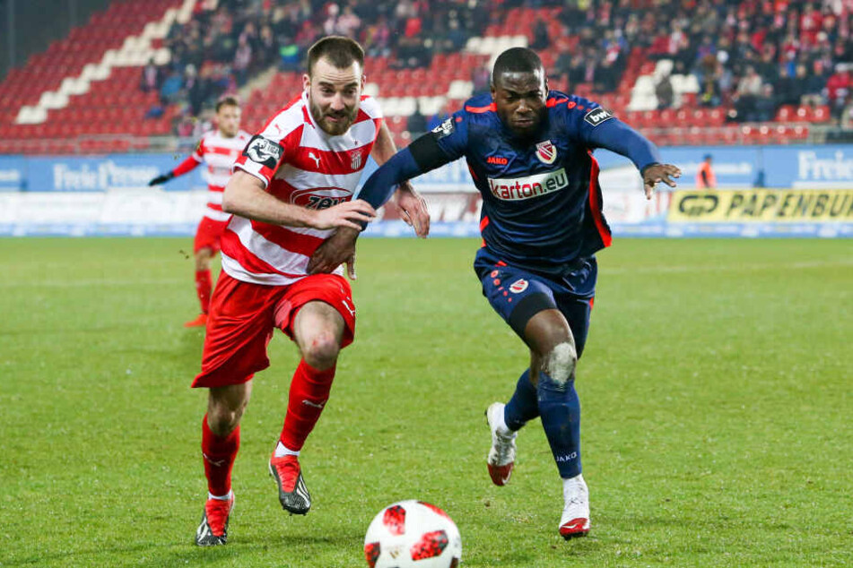 Morris Schröter (l.) im Zweikampf gegen den Cottbusser Streli Mamba. Der Dreier gegen Energie war wichtig, jetzt will Zwickau in Rostock nachlegen.