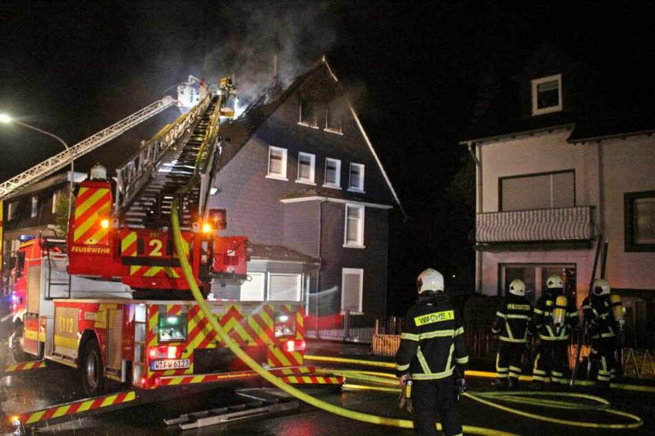 Nachdem die Feuerwehr den Brand unter Kontrolle hatte, konnte die Bewohnerin nur noch tot geborgen werden.
