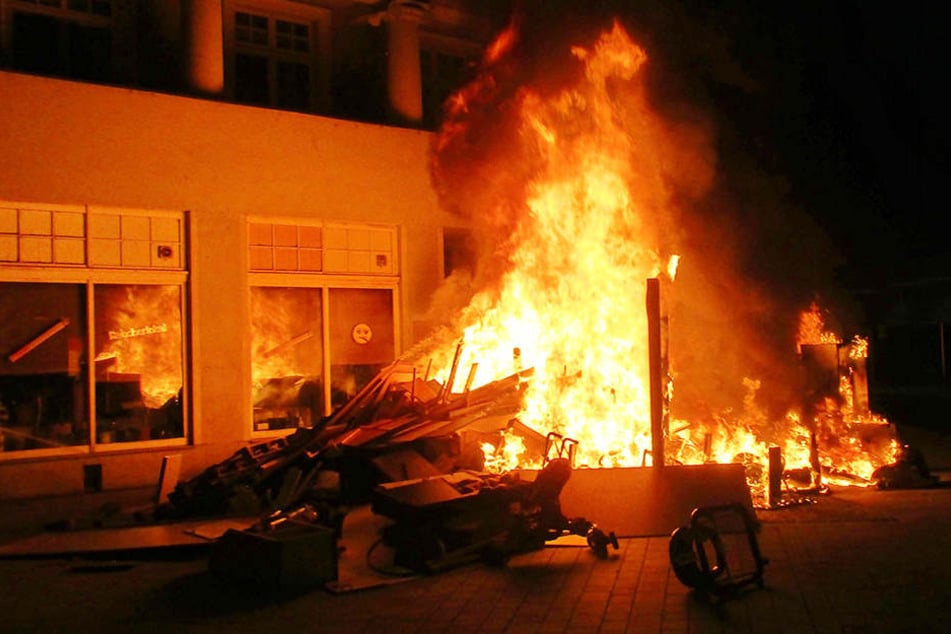 Die Feuerwehr konnte den Brand vor dem "Raucherlokal" zügig löschen.