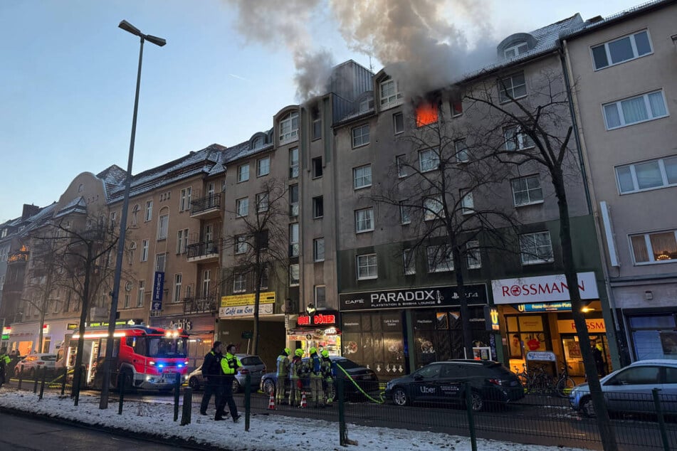 Etwa 30 Feuerwehrleute waren am Nachmittag in der Residenzstraße im Einsatz.