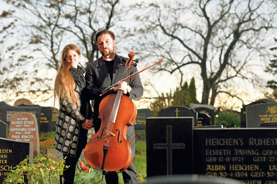 Takt ist ihr Geschäft - in jeder Hinsicht! Die Trauermusiker Janina (32) und Christopher Uschner (36) auf dem Friedhof in Reichenberg.