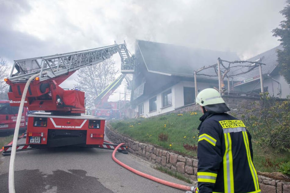 Die Einsatzkräfte der Feuerwehr sind derzeit noch mit den Löscharbeiten beschäftigt.