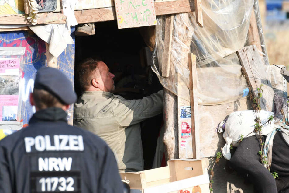 Polizisten durchsuchten das Camp im Hambacher Forst.