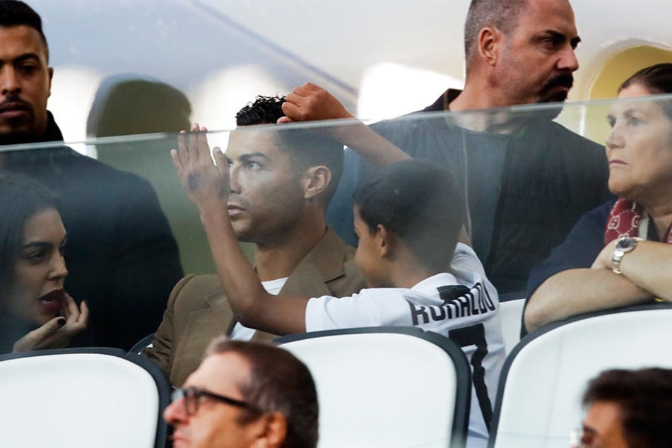 Juventus Stürmer Cristiano Ronaldo (Mitte l), seine Freundin Georgina (l.), sein Sohn Cristiano junior (Mitte r.) und seine Mutter Dolores Aveiro (r.) verfolgten Juves Champions-League-Sieg auf der Tribüne.
