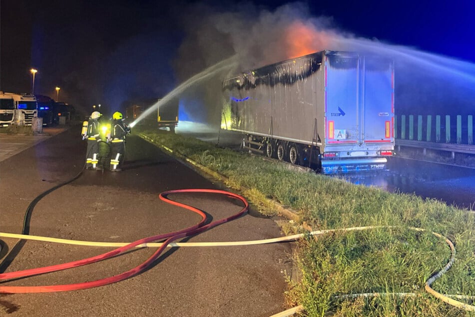 Lkw brennt auf Rastplatz: A2 nachts kurzzeitig gesperrt