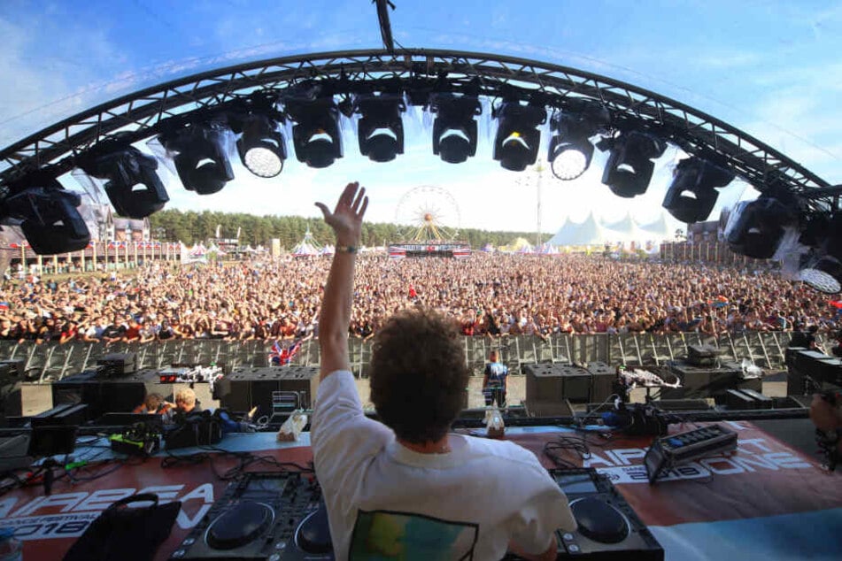 Ein DJ heizt beim Festival die Besucher ein.