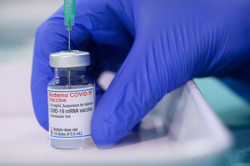 Vollständig geimpft ist jeder 14 Tage nach der letzten Spritze. Bei Moderna, Pfizer/BioNTEch und AstraZeneca sind zwei Impfdosen notwendig.
