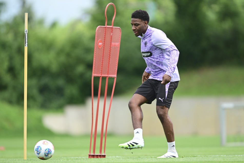 Oladapo Afolayan (27, Foto) steht nach seiner öffentlichen Kritik an Trainer Alexander Blessin (52) beim FC St. Pauli unter Beobachtung.