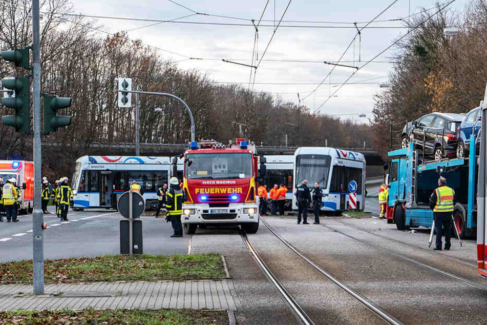 Die Feuerwehr war mit insgesamt 55 Einsatzkräften vor Ort.