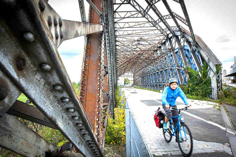 An der Hafenbrücke nagt der Rost! Ab Montag wird die Hafenquerung saniert, über die auch der Elberadweg verläuft.