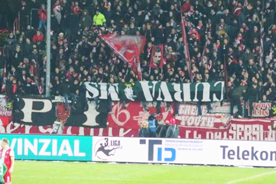 Ultras verlieren Zaunfahne, jetzt tauchte sie im Gästeblock auf: Lage eskaliert!