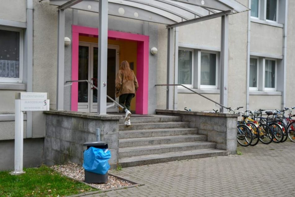 In diesem Studentenwohnheim in Magdeburg randalierten in der Nacht zu Freitag drei unbekannte Täter.