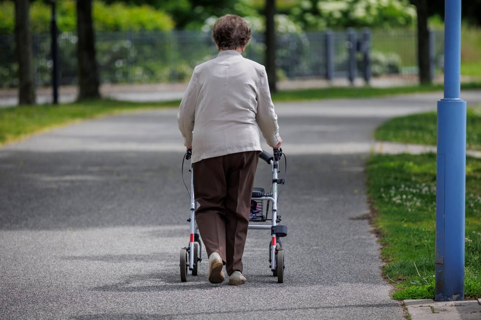 Die Rollatorendichte steigt auf Sachsens Gehwegen - vor allem viele hochbetagte Frauen lassen das Durchschnittsalter ansteigen.